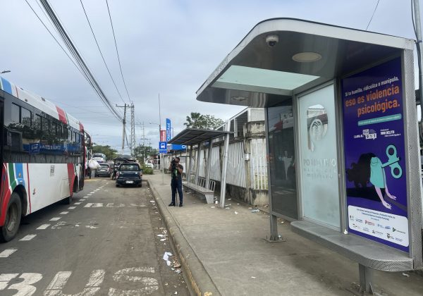 Las nuevas paradas de buses que se prevé instalar, serán similares a la que está frente al Hospital de Solca.