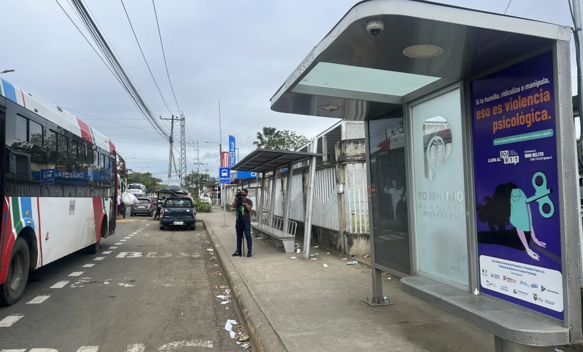 Las nuevas paradas de buses que se prevé instalar, serán similares a la que está frente al Hospital de Solca.