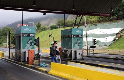 Un comerciante camina solo en el peaje de Cerro Guayabal.