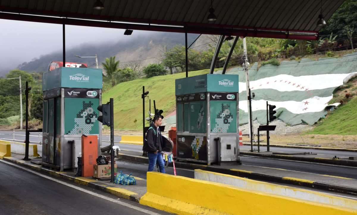 Un comerciante camina solo en el peaje de Cerro Guayabal.