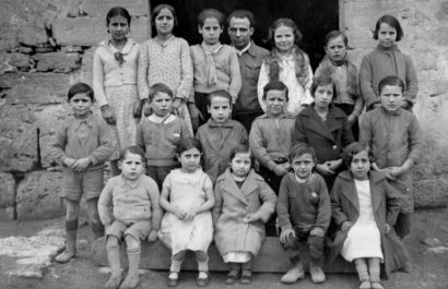 Antoni Benaiges y una fotografía con sus alumnos en la escuelita rural.