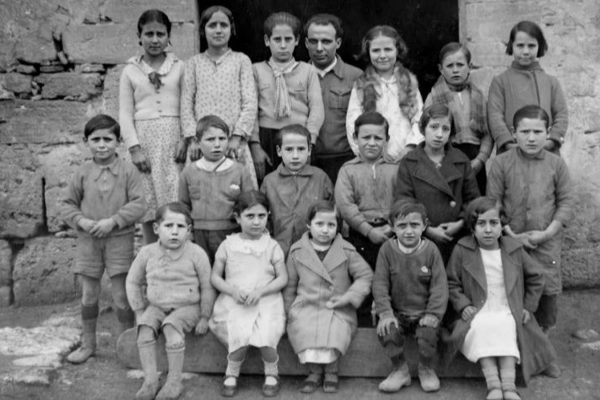 Antoni Benaiges y una fotografía con sus alumnos en la escuelita rural.