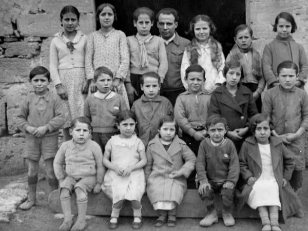 Antoni Benaiges y una fotografía con sus alumnos en la escuelita rural.