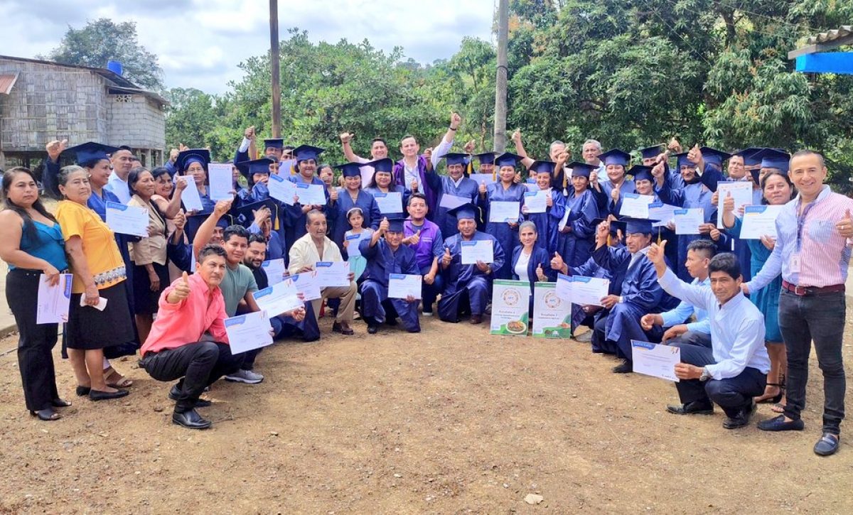 Los pequeños productores graduados, pertenecen a varias comunidades del cantón 24 de Mayo.