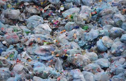 La contaminación plástica se ha convertido en uno de los problemas ambientales más urgentes debido al aumento abrumador en la producción de productos plásticos desechables.