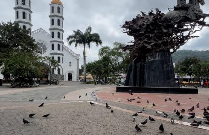 La plaza Eloy Alfaro se encuentra junto a la Catedral Jesús El Buen Pastor.