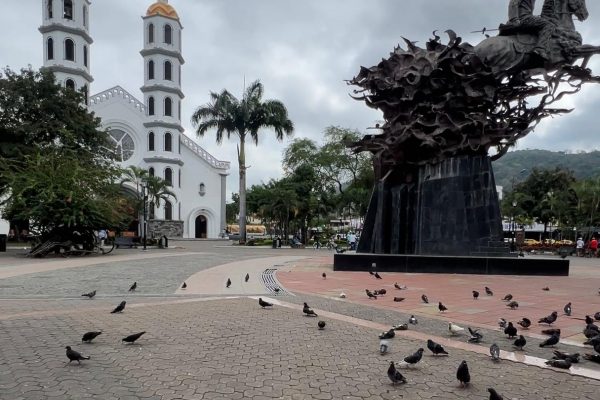 La plaza Eloy Alfaro se encuentra junto a la Catedral Jesús El Buen Pastor.