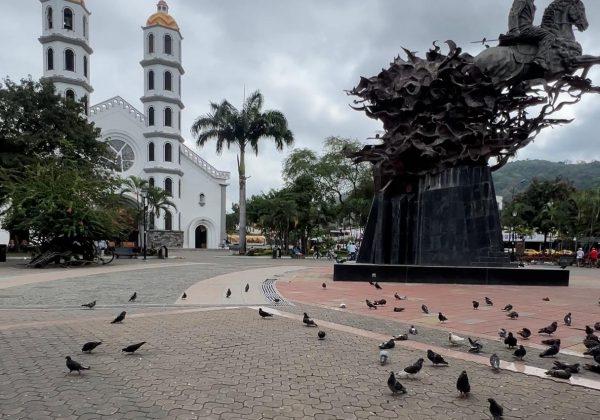 La plaza Eloy Alfaro se encuentra junto a la Catedral Jesús El Buen Pastor.