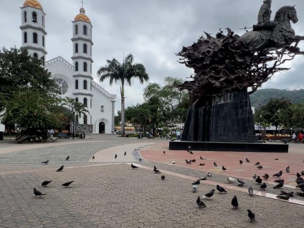 La plaza Eloy Alfaro se encuentra junto a la Catedral Jesús El Buen Pastor.