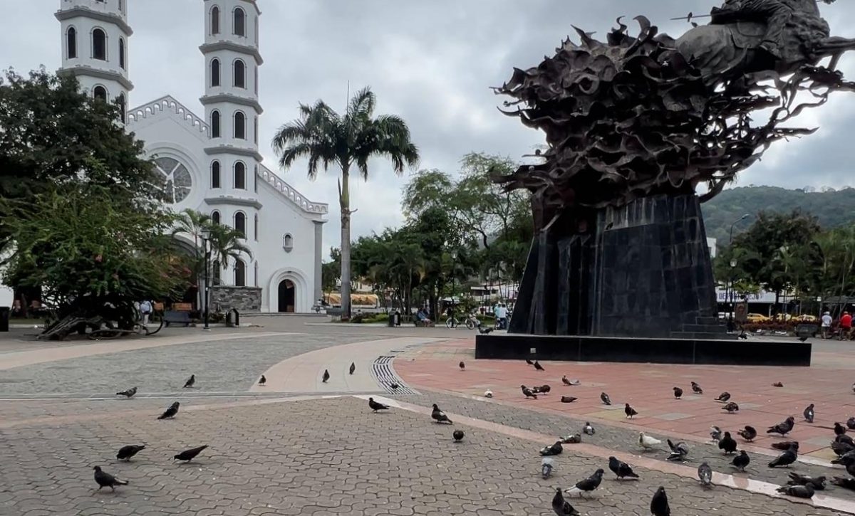 La plaza Eloy Alfaro se encuentra junto a la Catedral Jesús El Buen Pastor.