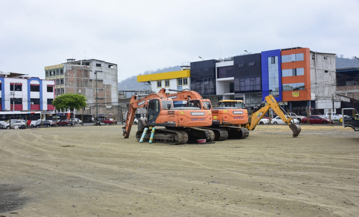 Las primeras maquinarias empezaron a llegar este lunes y se encuentran en el terreno.