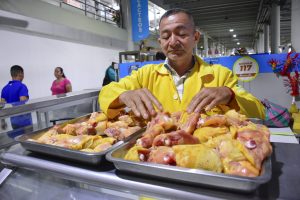Ramón Pin, comerciante de Plaza Central de Portoviejo asegura que este año se ha sentido más el bajo precio del pollo.