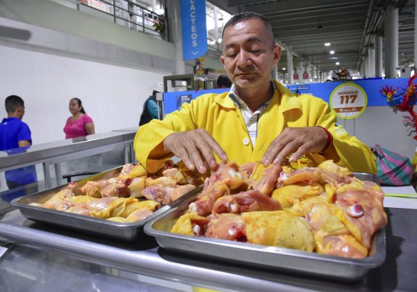 Ramón Pin, comerciante de Plaza Central de Portoviejo asegura que este año se ha sentido más el bajo precio del pollo.