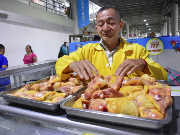 Ramón Pin, comerciante de Plaza Central de Portoviejo asegura que este año se ha sentido más el bajo precio del pollo.