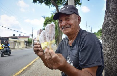 Freddy Mendoza, ofrece los helados secos a quienes transitan por la avenida Reales Tamarindos.
