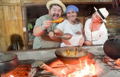 El chef Jorge Jiménez, junto a cocineros de la zona rural.