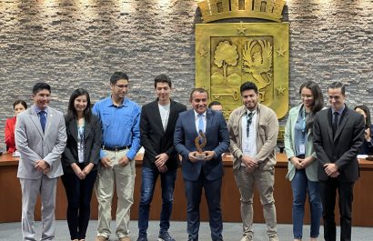El premio que obtuvieron en México fue presentado por el alcalde Javier Pincay, junto a participantes del CETI.