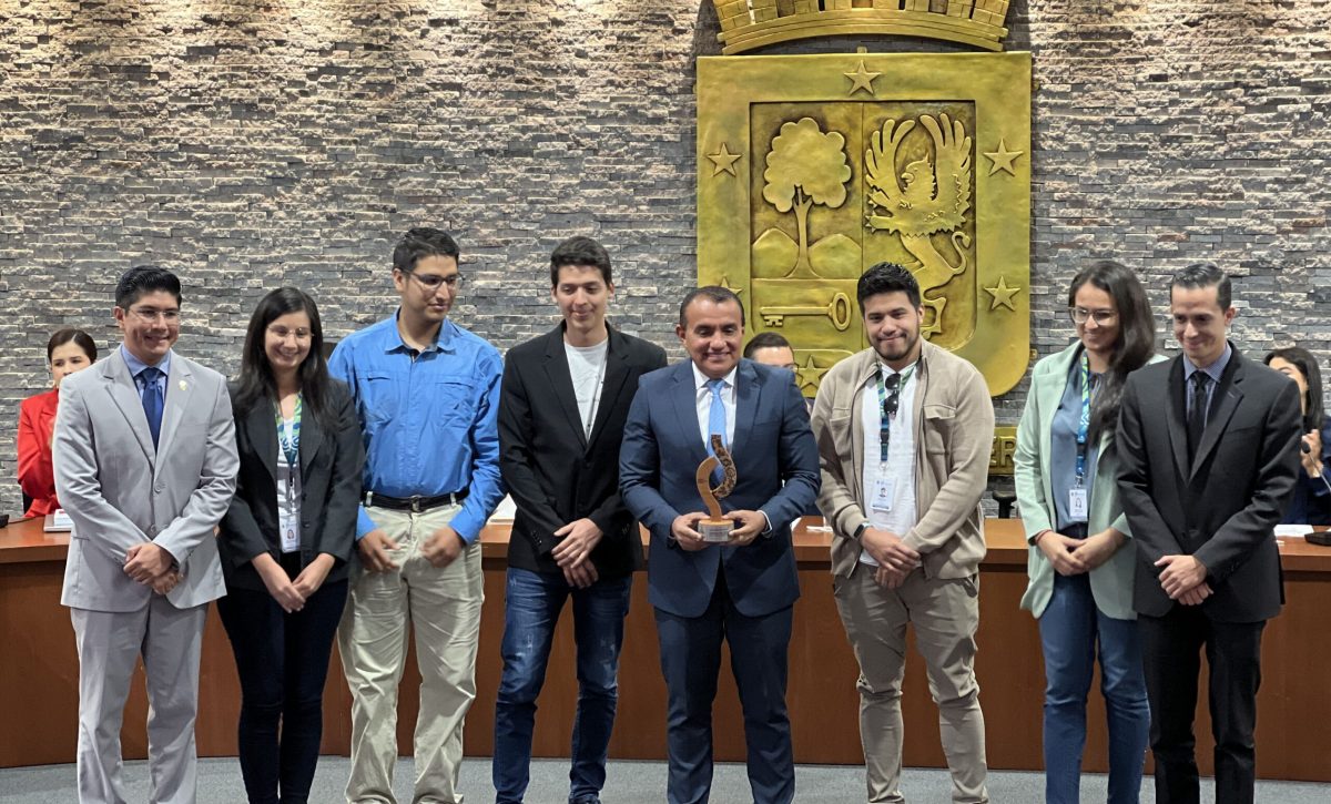 El premio que obtuvieron en México fue presentado por el alcalde Javier Pincay, junto a participantes del CETI.