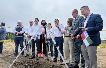 El alcalde de Portoviejo, Javier Pincay, junto a varios concejales pusieron la primera piedra que da inicio a los trabajos de la calle VT0.