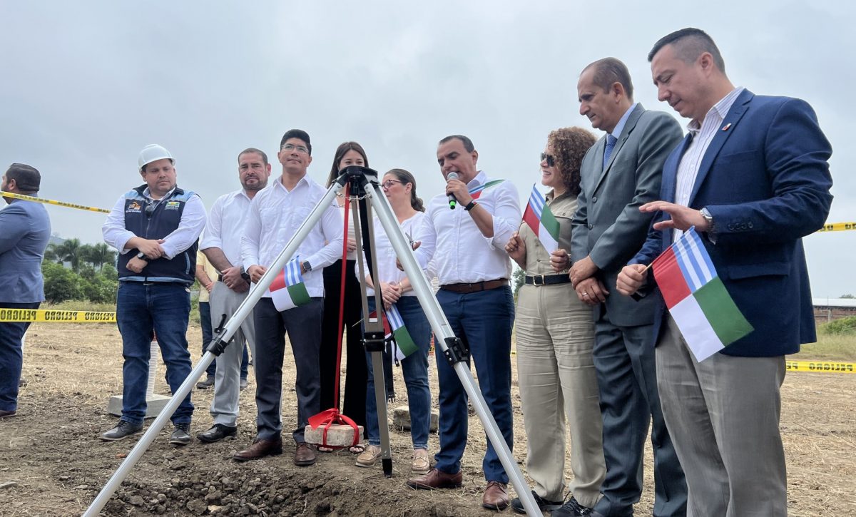 El alcalde de Portoviejo, Javier Pincay, junto a varios concejales pusieron la primera piedra que da inicio a los trabajos de la calle VT0.