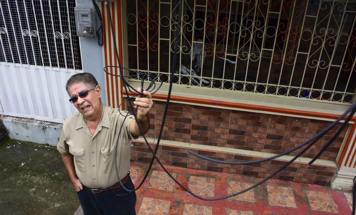 Portoviejo enfrenta el caos de los “tallarines”: cables colgantes generan malestar y riesgos
