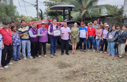 Los productores recibieron las llaves de la maquinaria.