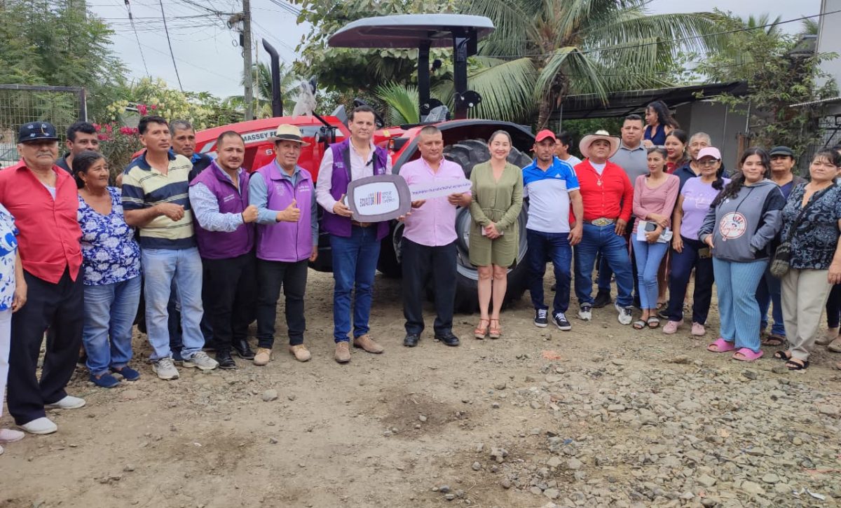 Los productores recibieron las llaves de la maquinaria.