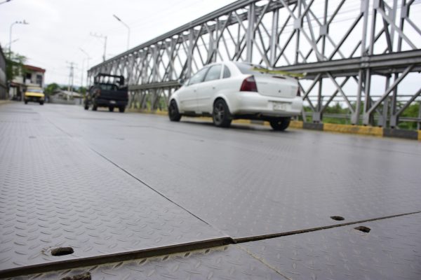 Algunas planchas metálicas del puente se encuentran levantadas.