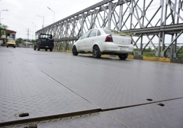 Algunas planchas metálicas del puente se encuentran levantadas.