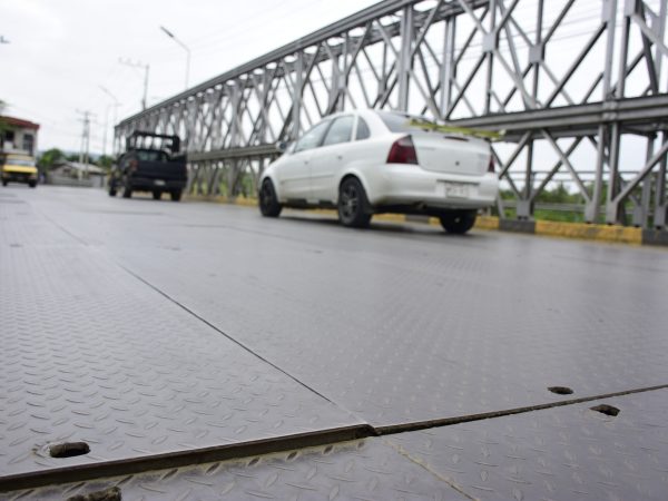 Algunas planchas metálicas del puente se encuentran levantadas.