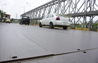 Algunas planchas metálicas del puente se encuentran levantadas.