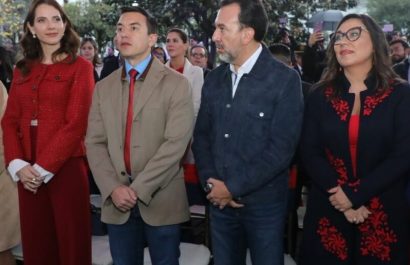 Pabel Muñoz (der), alcalde de Quito, felicitó al presidente reelecto Daniel Noboa por su victoria en las elecciones del domingo 13 de abril