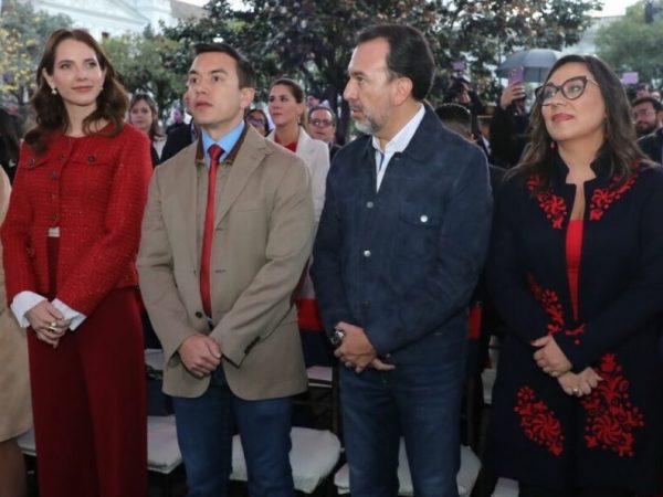 Pabel Muñoz (der), alcalde de Quito, felicitó al presidente reelecto Daniel Noboa por su victoria en las elecciones del domingo 13 de abril