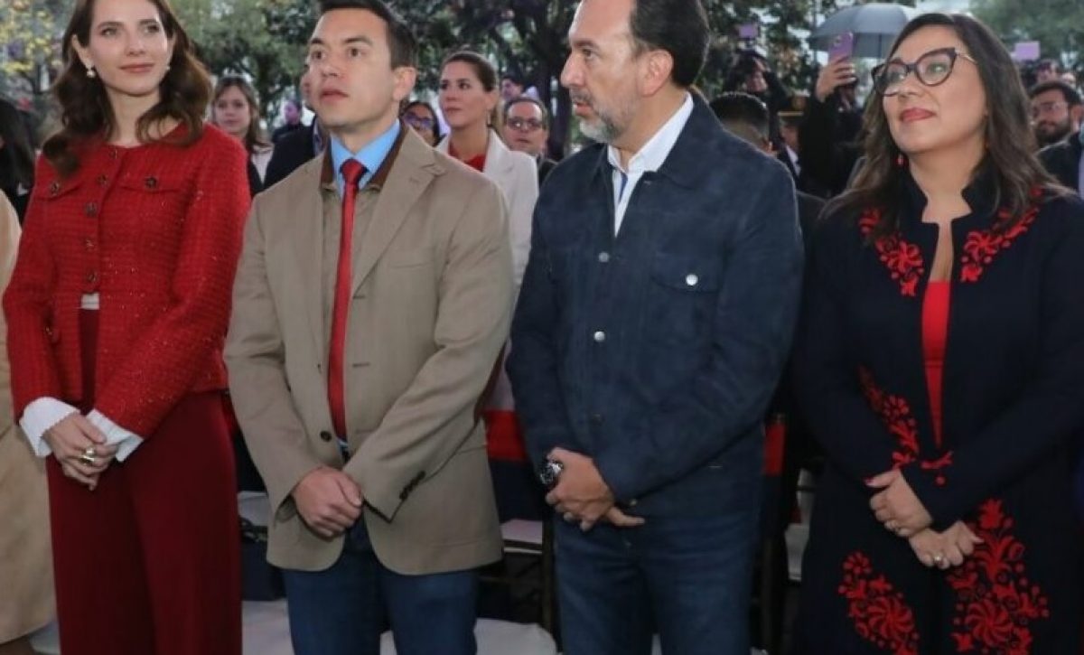Pabel Muñoz (der), alcalde de Quito, felicitó al presidente reelecto Daniel Noboa por su victoria en las elecciones del domingo 13 de abril