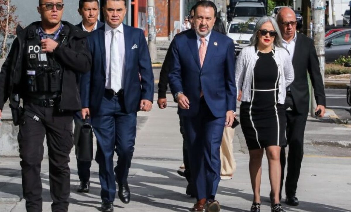 Pabel Muñoz y denunciante firman acuerdo de conciliación y desisten del juicio