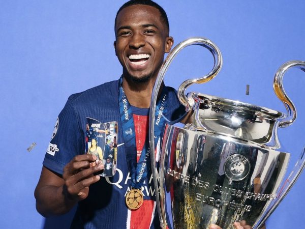 Pacho gana la Champions con el PSG luciendo a gran altura y con un tributo inolvidable a su mamá