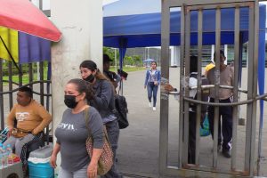 Pacientes adquieren medicinas externas en casas de salud de Portoviejo por falta de suministros