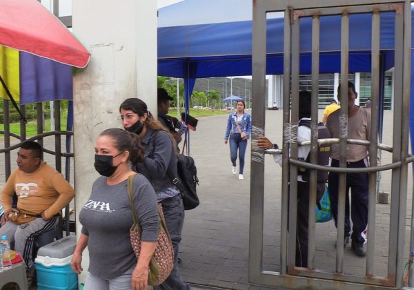 Pacientes adquieren medicinas externas en casas de salud de Portoviejo por falta de suministros