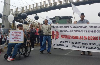 Pacientes renales de Santo Domingo protestan por falta de pago del Ministerio de Salud