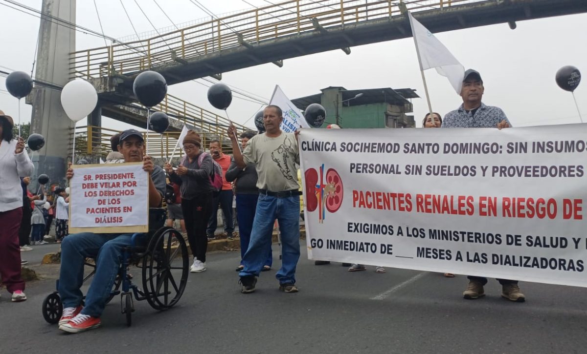 Pacientes renales de Santo Domingo protestan por falta de pago del Ministerio de Salud