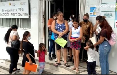 Padres denuncian errores en asignación de cupos escolares en Santo Domingo