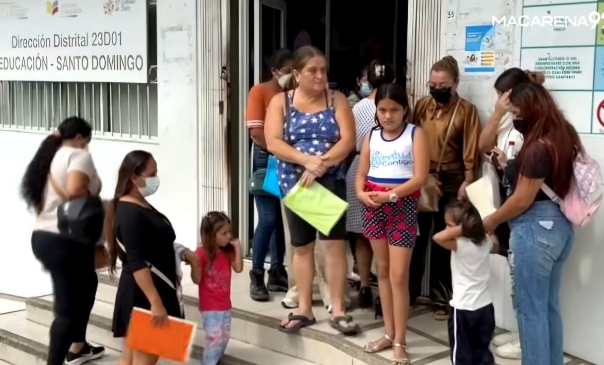 Padres denuncian errores en asignación de cupos escolares en Santo Domingo