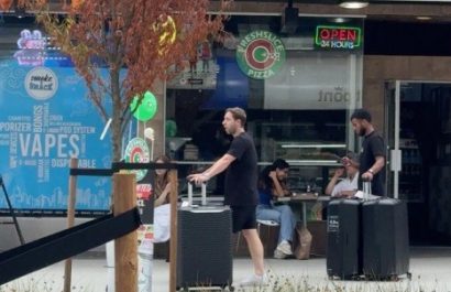 Pedro Vite con maletas en la calle Robson de Vancouver