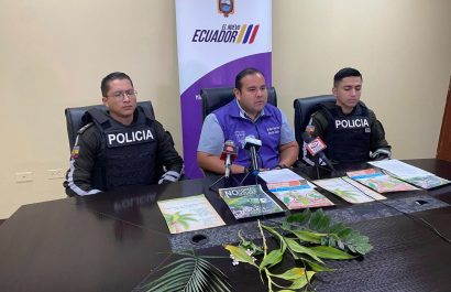 Autoridades del MAATE y la Policía Nacional, durante el lanzamiento de la campaña.
