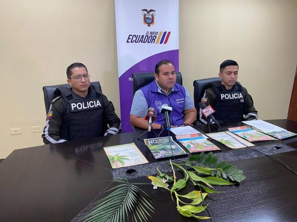 Autoridades del MAATE y la Policía Nacional, durante el lanzamiento de la campaña.