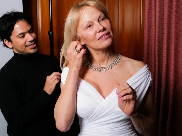 Pamela Anderson desafía la obsesión por los filtros y la IA, promoviendo una belleza auténtica que empodera