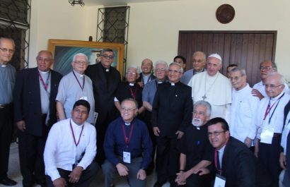 Papa Francisco con sacerdotes manabitas
