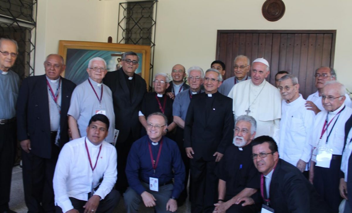 Papa Francisco con sacerdotes manabitas