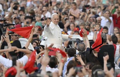 El papa León XIV pidió este lunes la liberación inmediata de todos los periodistas detenidos en el mundo por buscar la verdad.