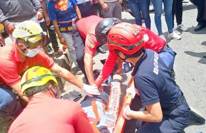 Paramédicos del Cuerpo de Bomberos de El Carmen auxiliaron al peatón que fue atropellado por una moto.